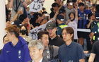 韩国足球主帅等部分人员回国，机场响起嘘声